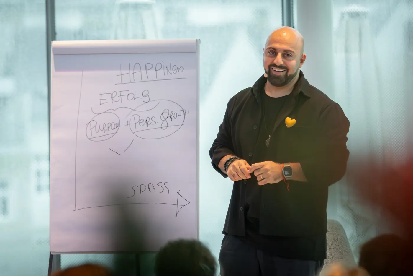 Ali Mahlodji am Flipchart beim Future Leadership Day 2025