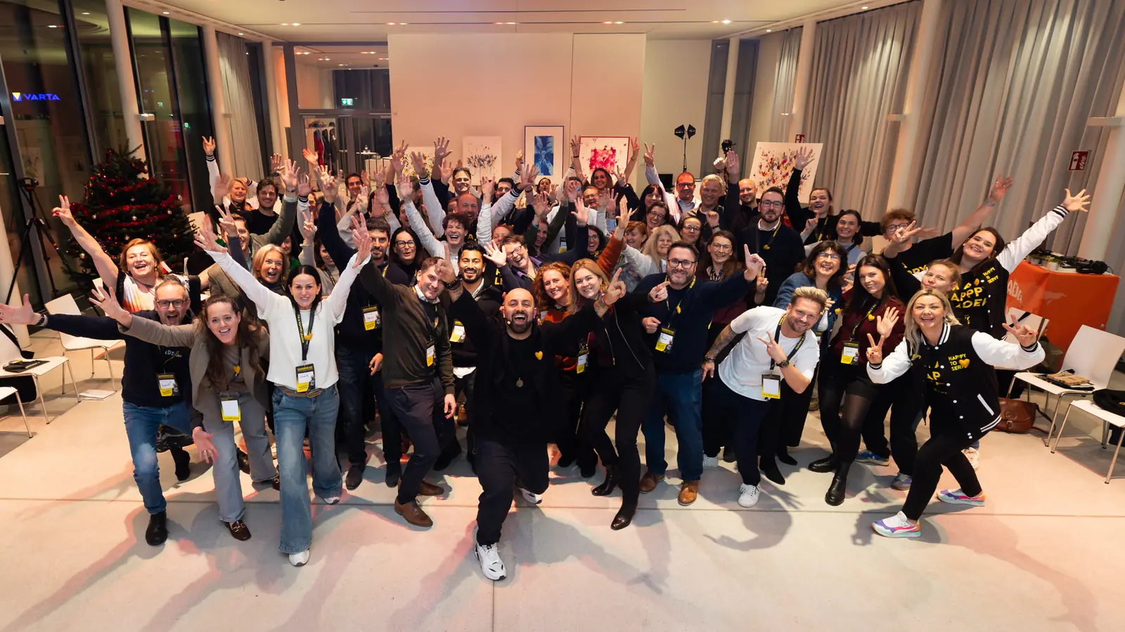 Alle Teilnehmenden jubeln gemeinsam mit erhobenen Armen beim Future Leadership Day 2025
