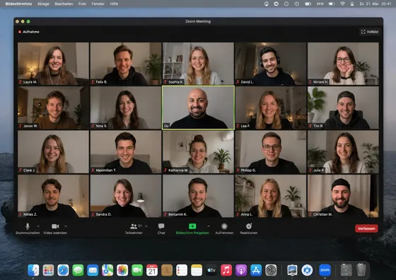 Videocall mit vielen Teilnehmenden in der Kachelansicht