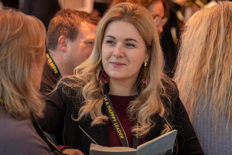 Teilnehmerin hört beim Future Leadership Day aufmerksam zu